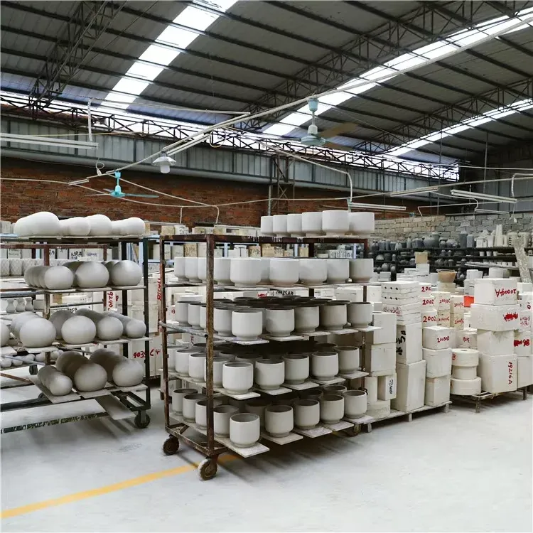 Vazo lulesh plastike Vio