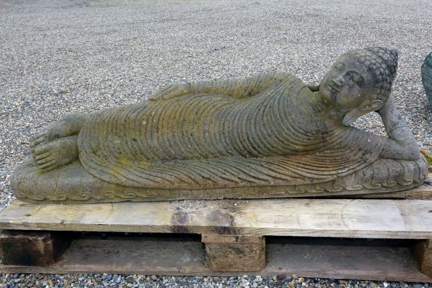 Bouddha pierre Origine : Bali Hauteur : 38 cm Largeur : 28 cm Longueur 105 cm