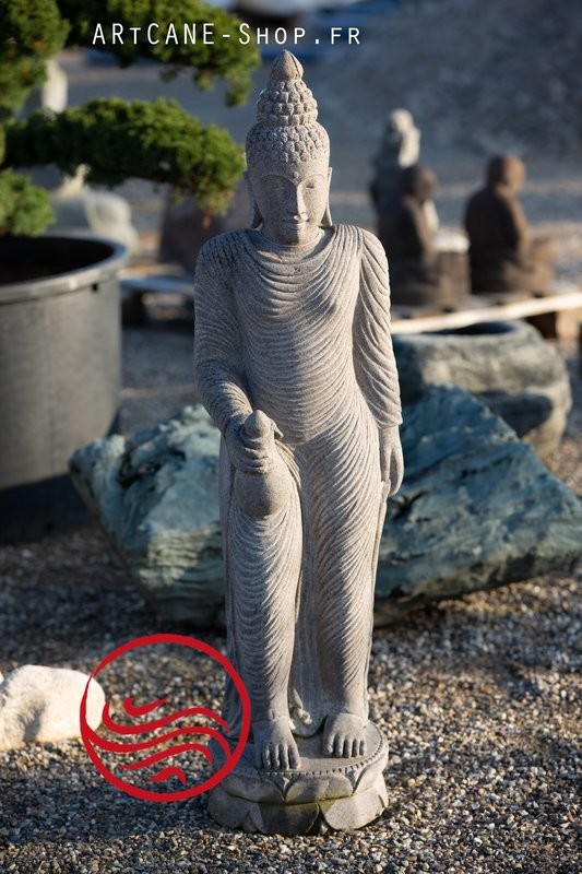 Bouddha  pierre    Origine : Bali    Hauteur  : 115cm  Largeur : 28 cm