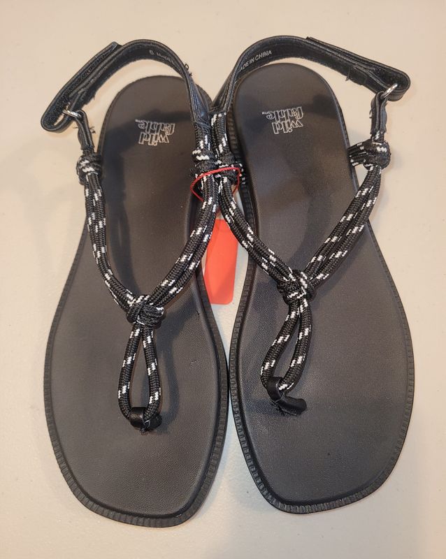Toe sandals, size 6