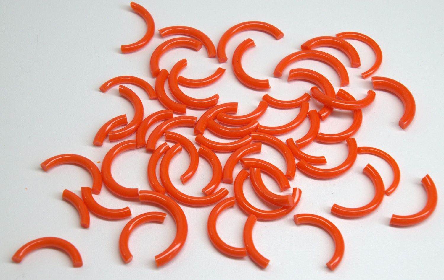 BE0125 Orange Macaroni