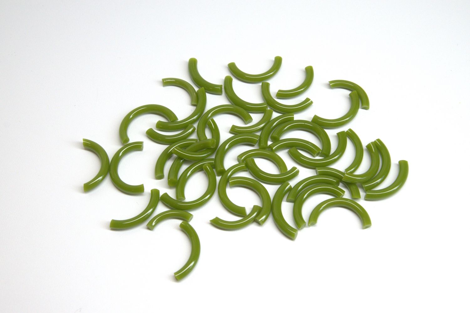 BE0312 Pea Pod Green Macaroni