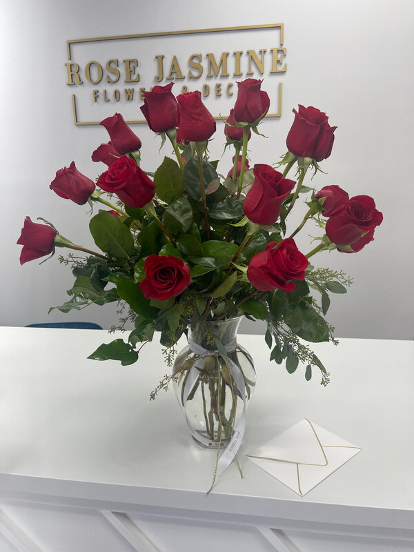1 Dozen Premium Cut Roses In A Clear Vase  