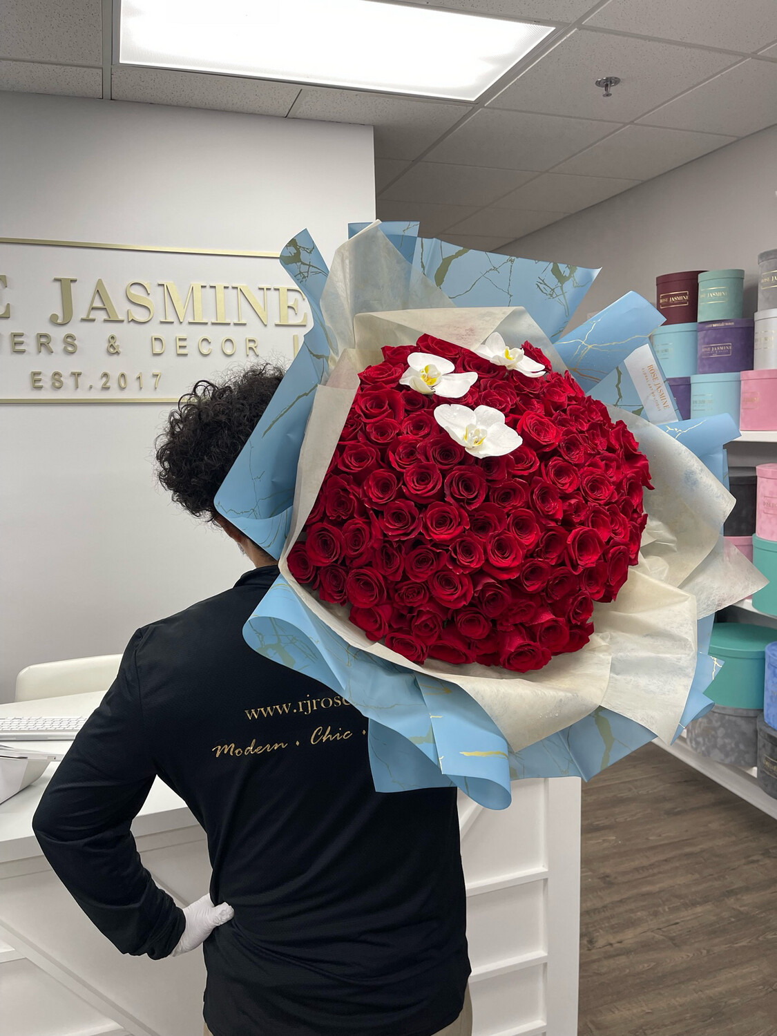 European Hand Tied Wrapping Bouquet 100 Premium Roses – Rose Jasmine –  Flowers and Decor studio in Atlanta, GA and Owings Mills, MD. Premium fresh  cut roses in trendy flower boxes. Same