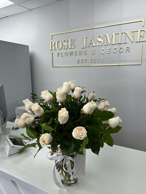 2-Dozen Premium Cut White Roses In A Clear Vase (Weekly Special)