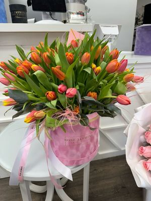 100 stems tulips in a box 