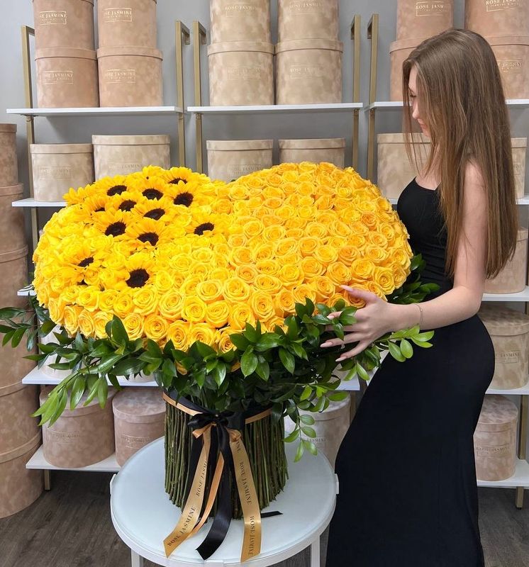 Le Romantique - Standing Heart Arrangement (200 Premium Roses & Sunflowers)