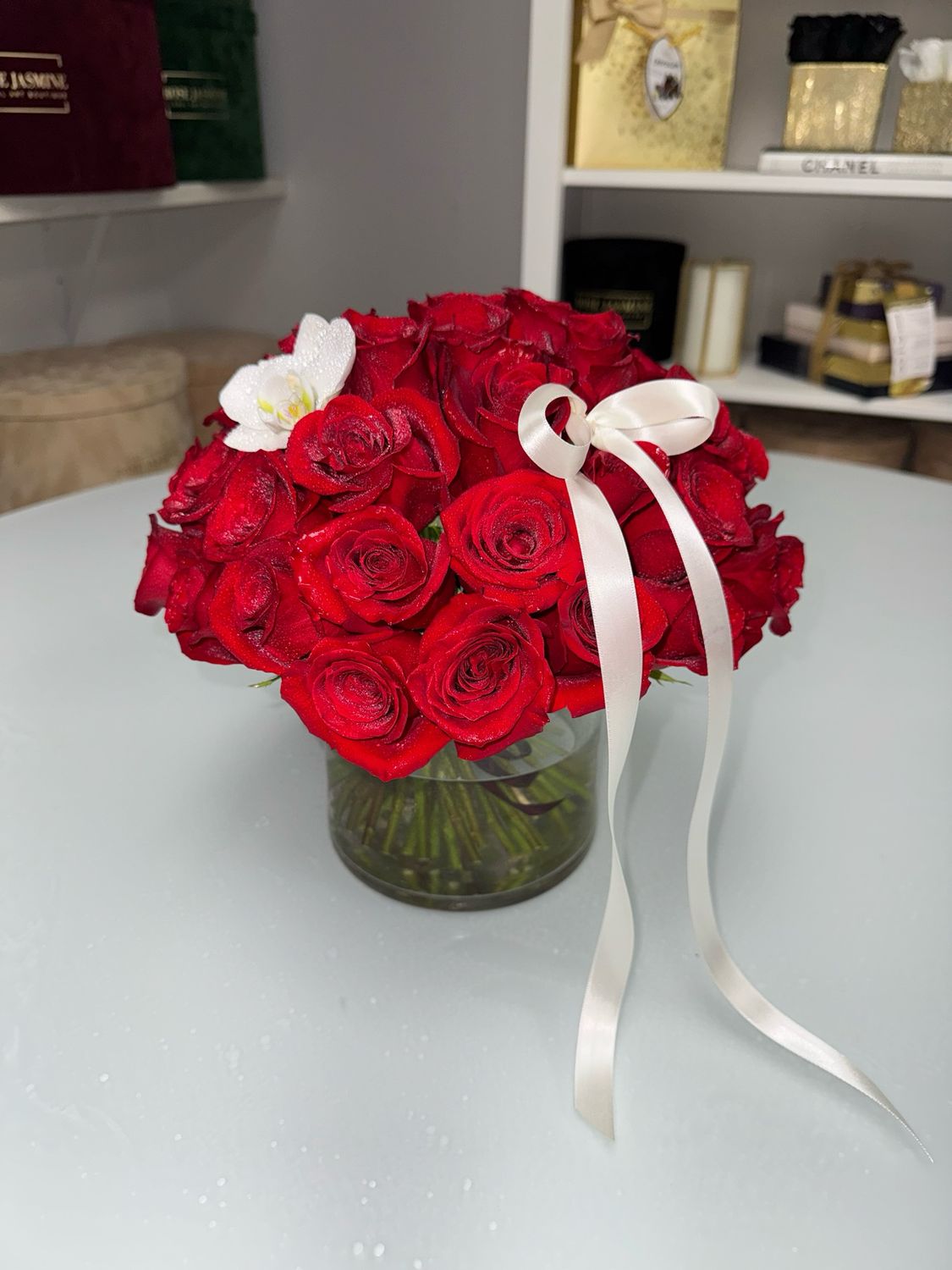 Jolie Fleur Rouge - Minimalist Design In A Vase
