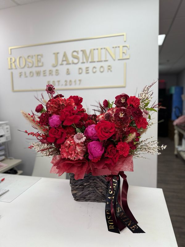 Modern basket with Inverted roses 