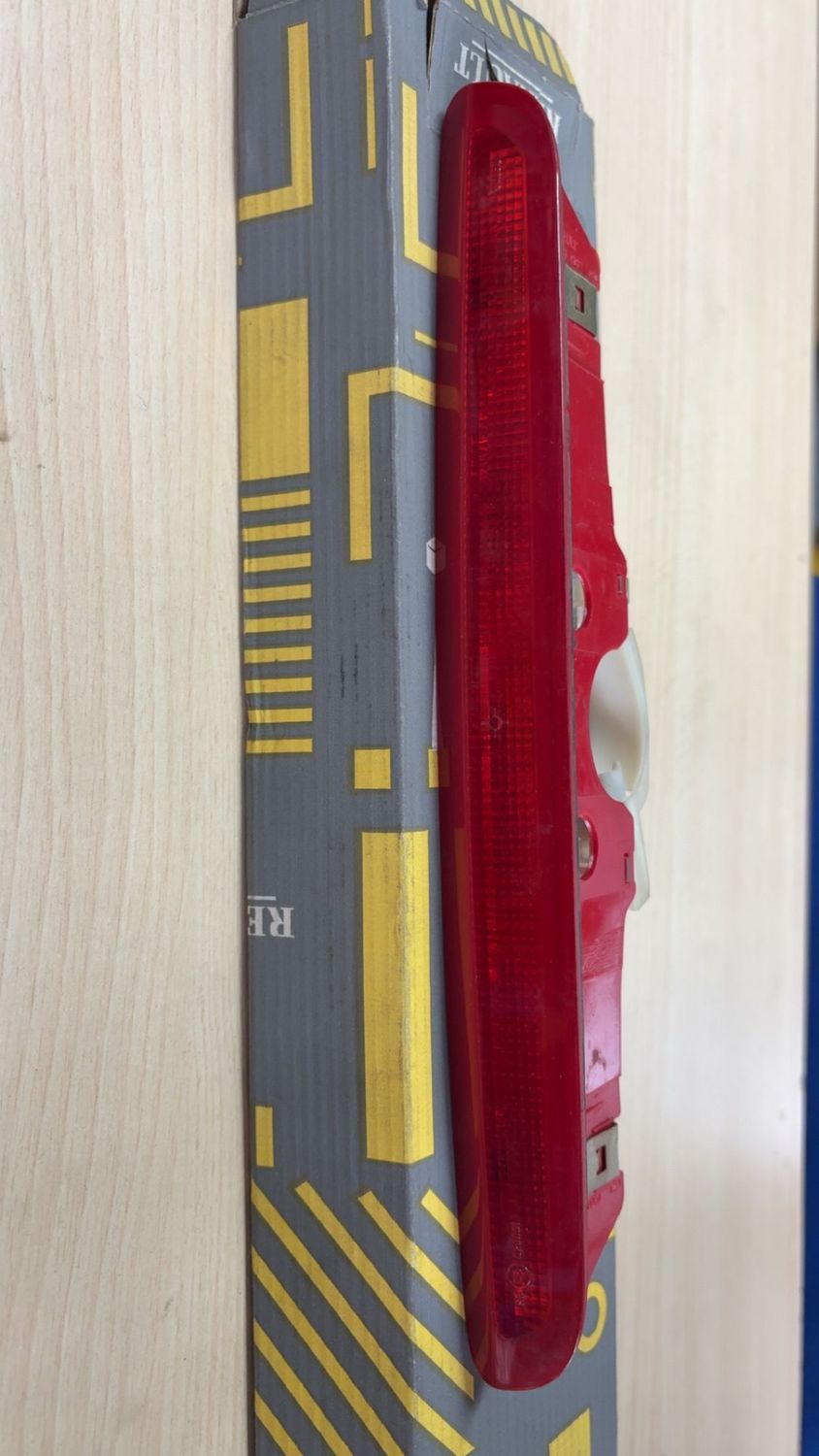 3e feu stop 8200002496