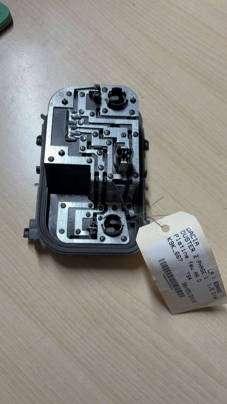 platine feu arrière droit  Dacia Duster 2 phase 1 1.5 diesel  83402