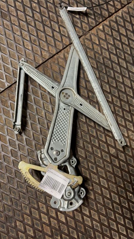 lève vitre Yaris phase a avant gauche 698200D010 / 6980252010