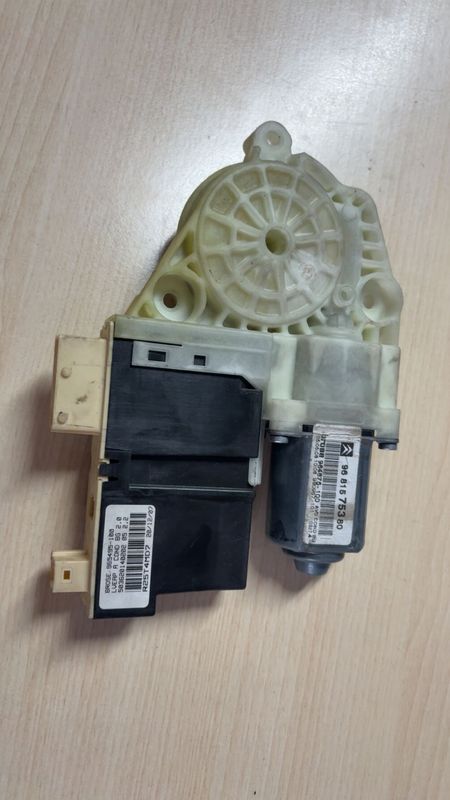 Moteur de Lève-Vitre Electrique Avant Droit Citroen C4 04-10 9681575380