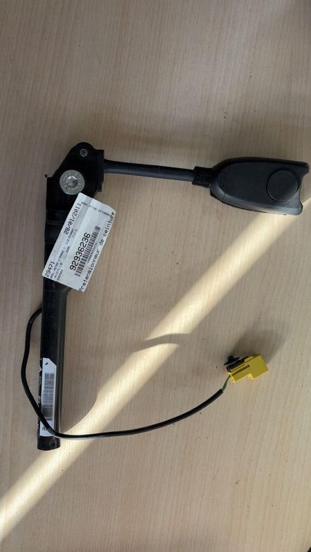 CROCHET DE CEINTURE DE SÉCURITÉ AVANT DROIT OPEL Astra H Berline 2ème série 615349100B