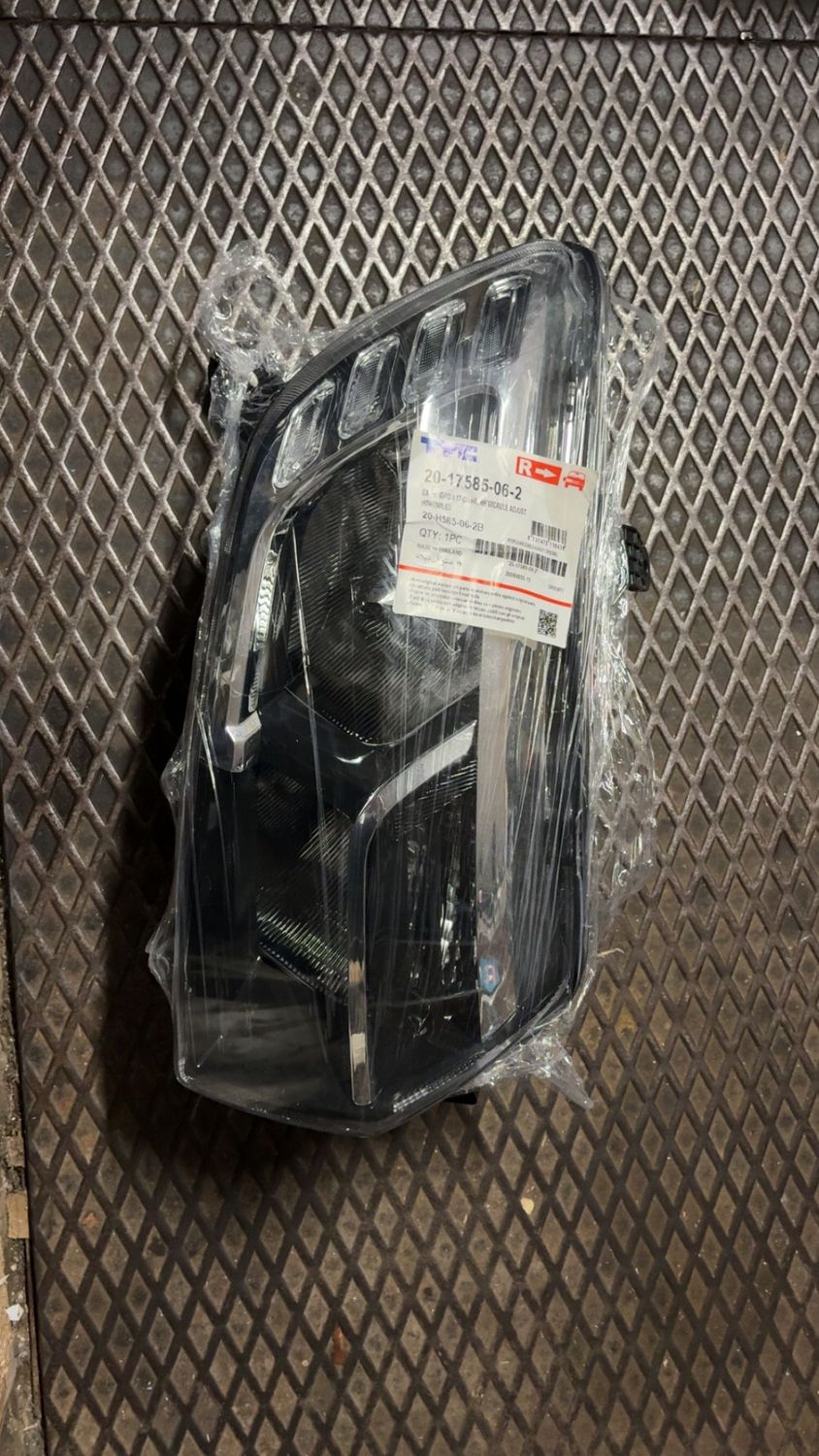 TYC 20-17585-06-2 Projecteur principal pour DACIA SANDERO, LOGAN