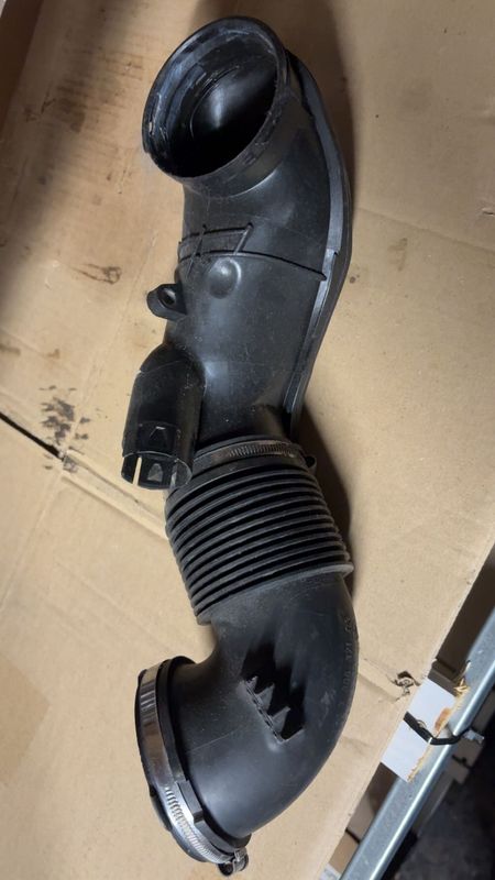 Tuyau d'admission d'occasion 1371780637103  Numéro(s) de pièce d'origine : 1371780637103