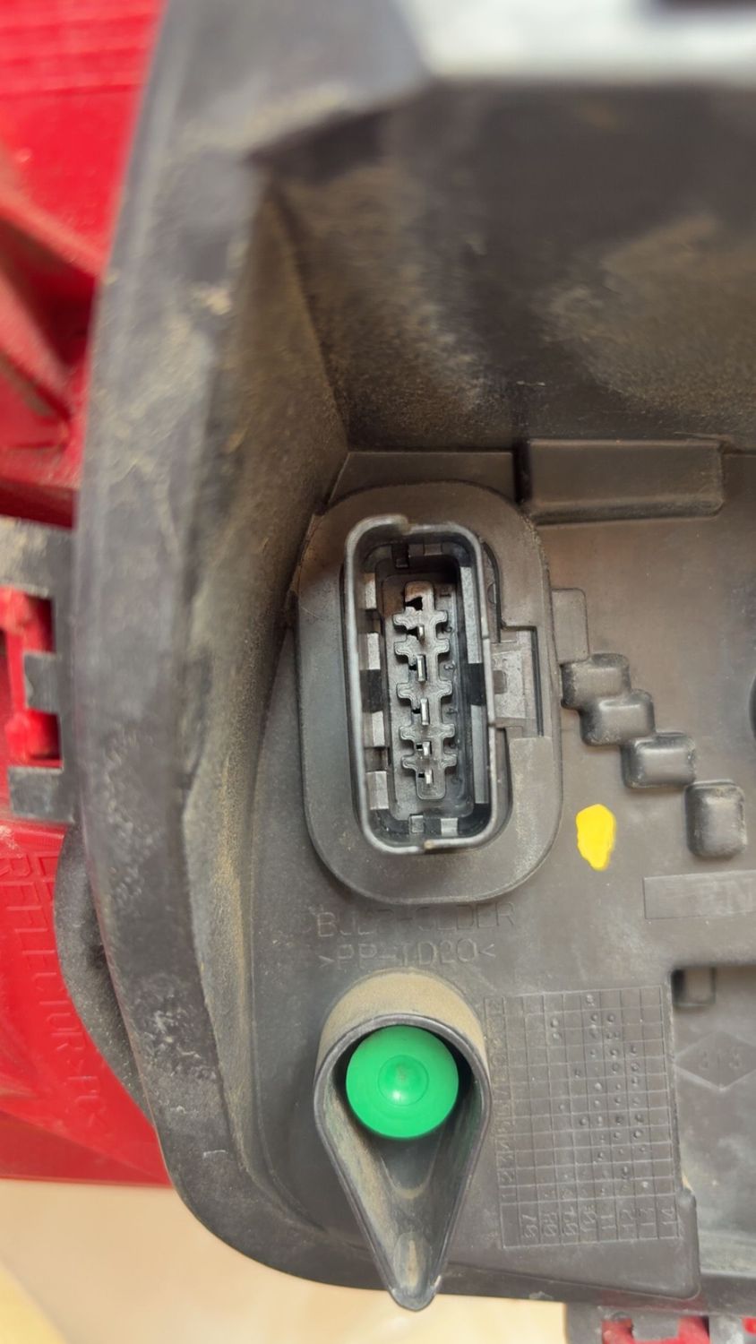Feu arrière droit - Renault CLIO III PH.2 - 8200886946 - S1-6240W