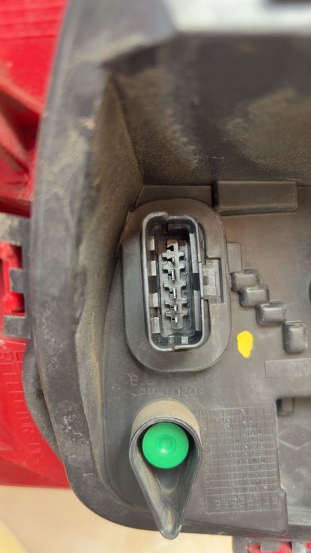 Feu arrière droit - Renault CLIO III PH.2 - 8200886946 - S1-6240W