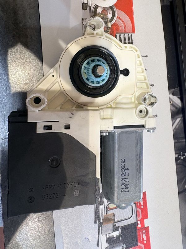 MOTEUR Leve vitre electrique avant droit