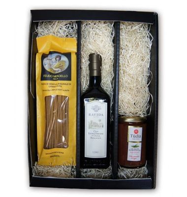 Geschenkbox mit ausgewählten Produkten aus unserem Pasta Sortiment.