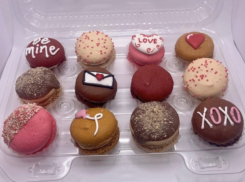 Assorted Decorated Seasonal Macarons (12)
