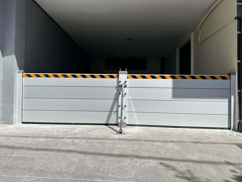 47" Aluminum Flood Barrier Center Bracket