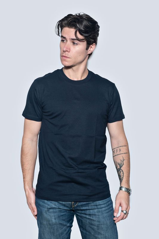 Básica cuello redondo color azul marino