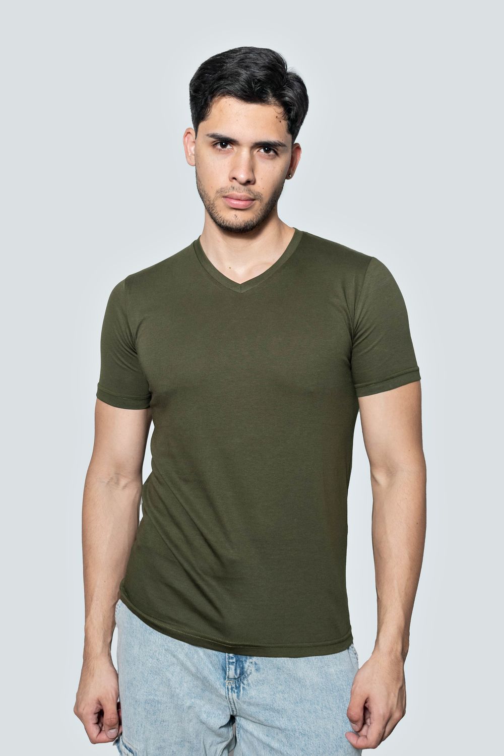 Básica cuello V color verde militar