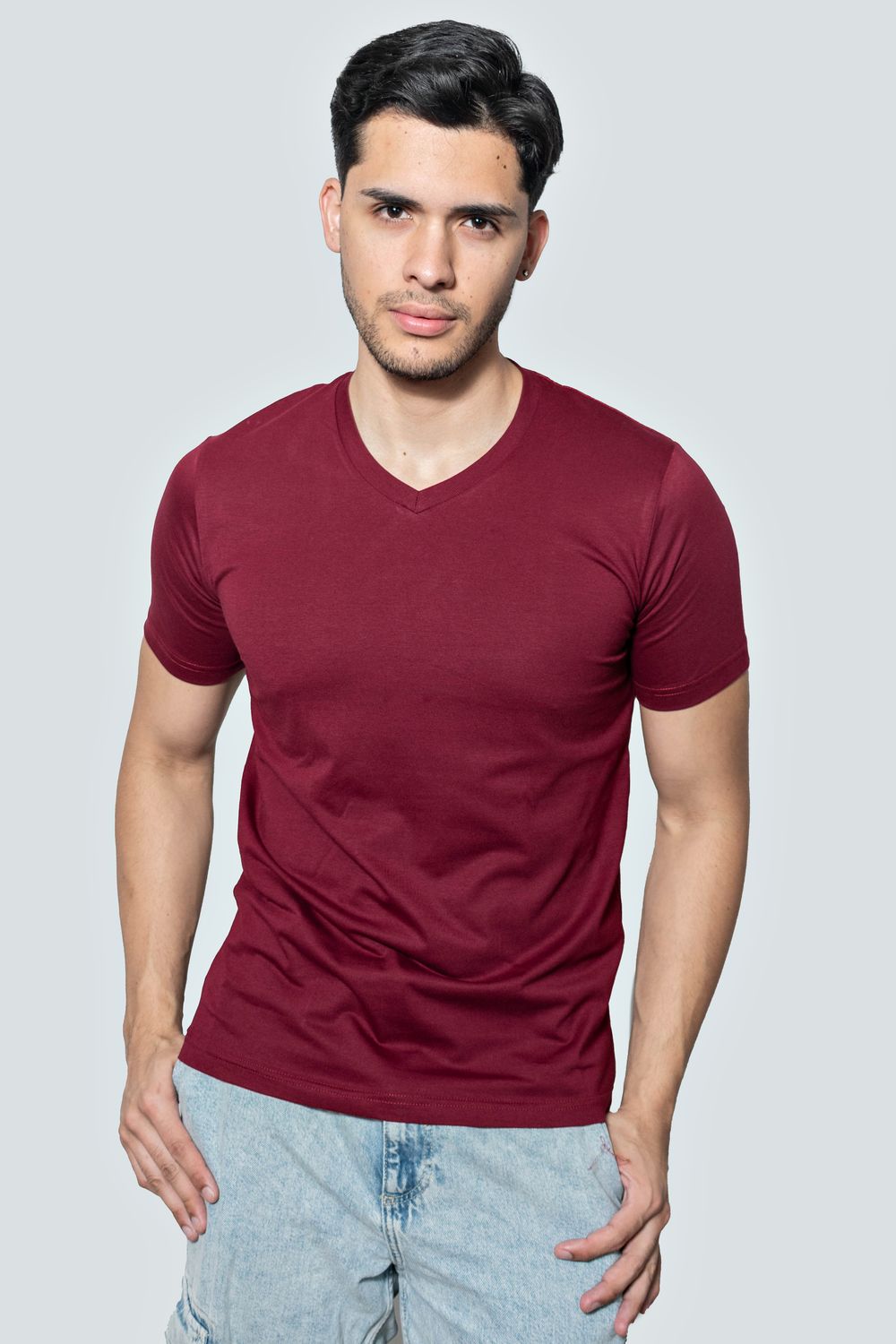 Básica cuello V color guindo