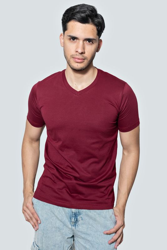 Básica cuello V color guindo