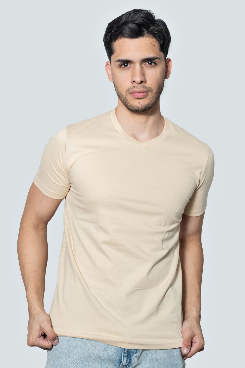 Básica cuello V color arena
