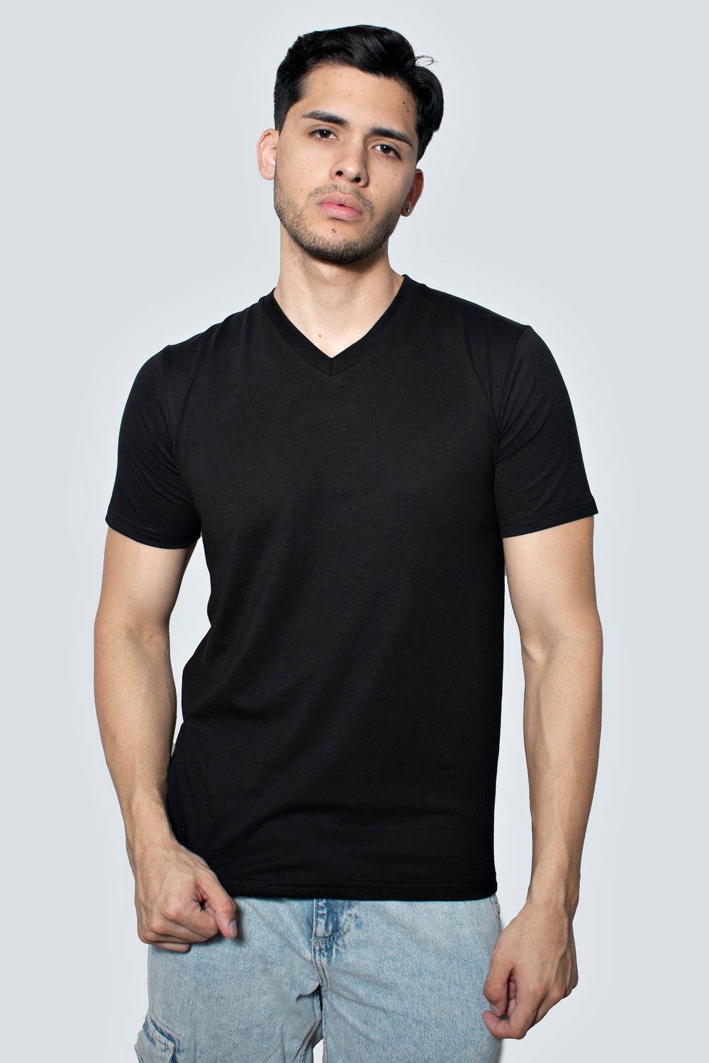 Básica cuello V color negro