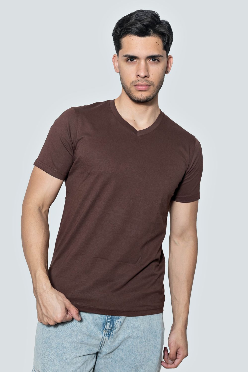 Básica cuello V color café