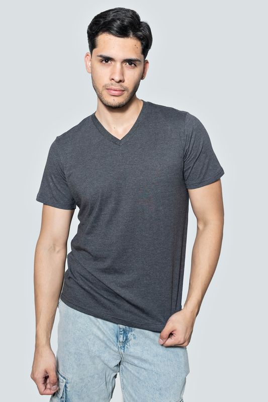 Básica cuello V color gris oscuro