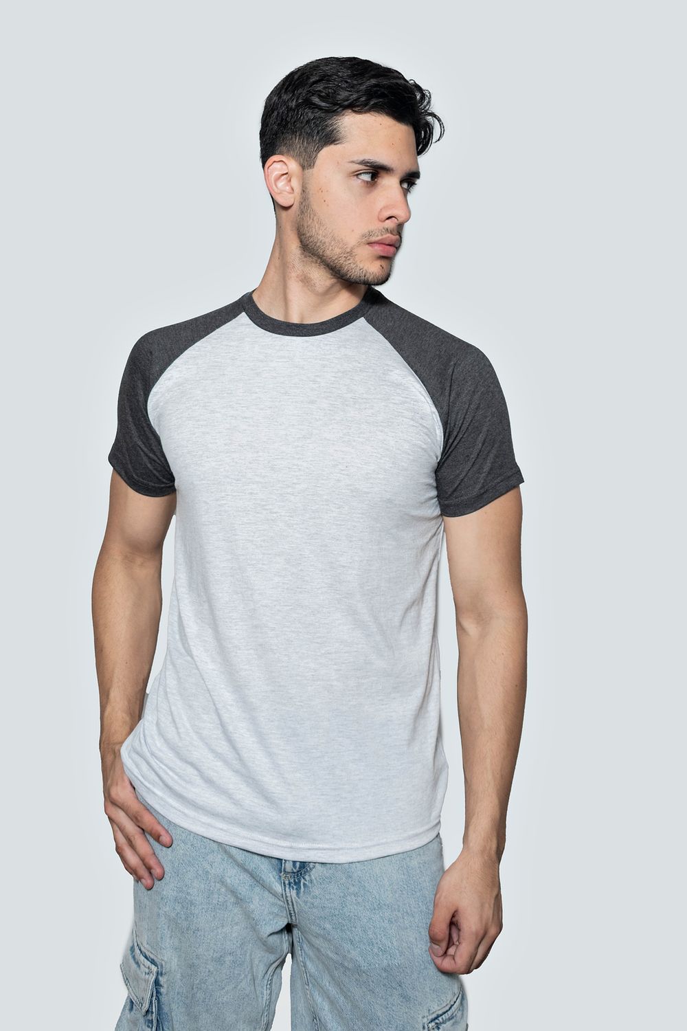 Raglán color gris claro con gris oscuro