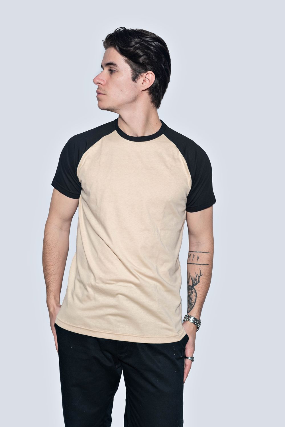 Raglán color arena con negro