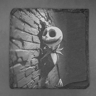 Leistenen onderzetter - Gravure met Jack die uit muur barst