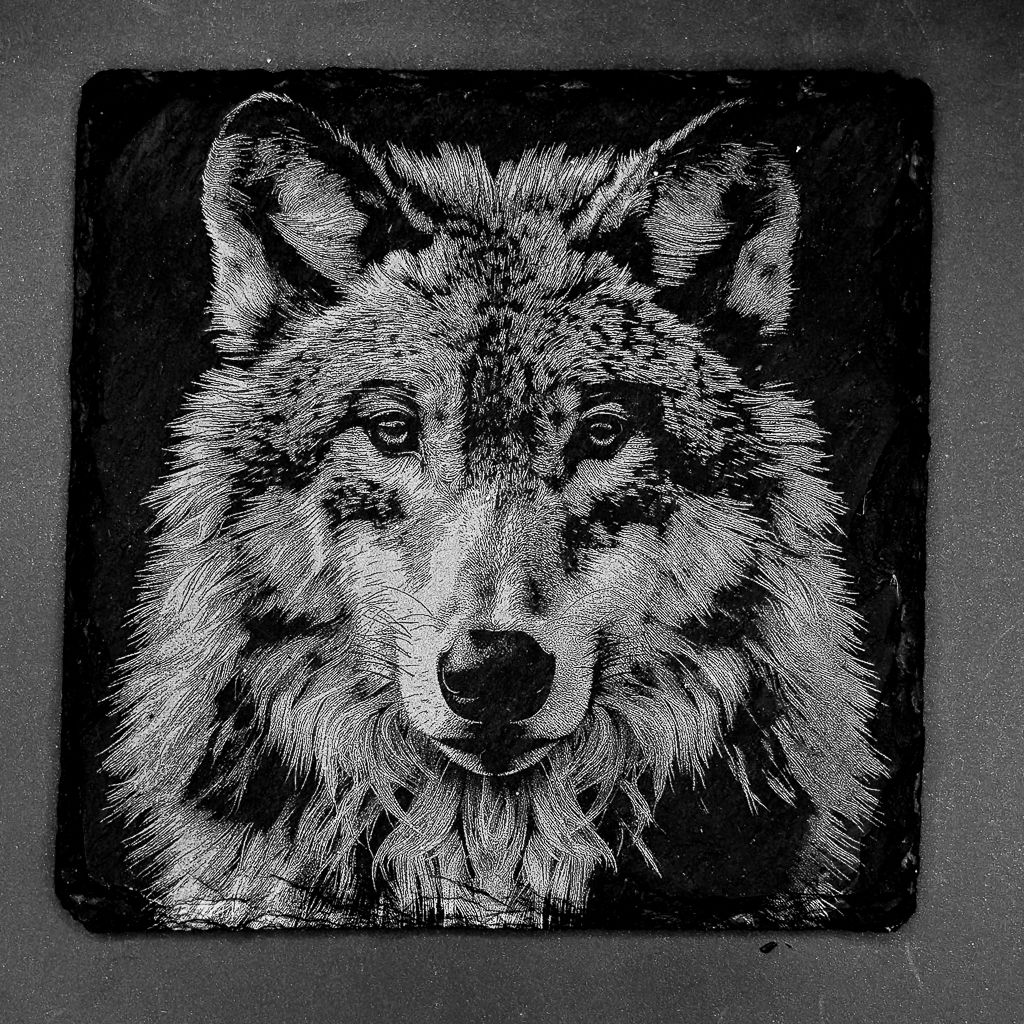 Leistenen onderzetter - Gravure van een wolf