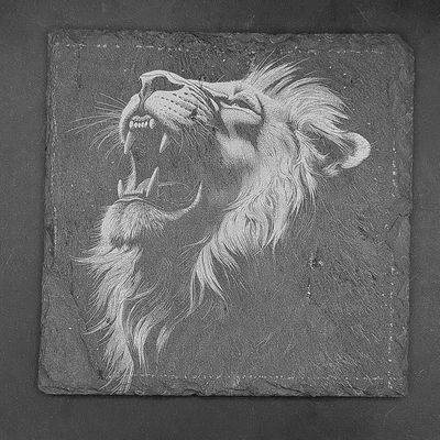 Leistenen onderzetter - Gravure van een leeuw