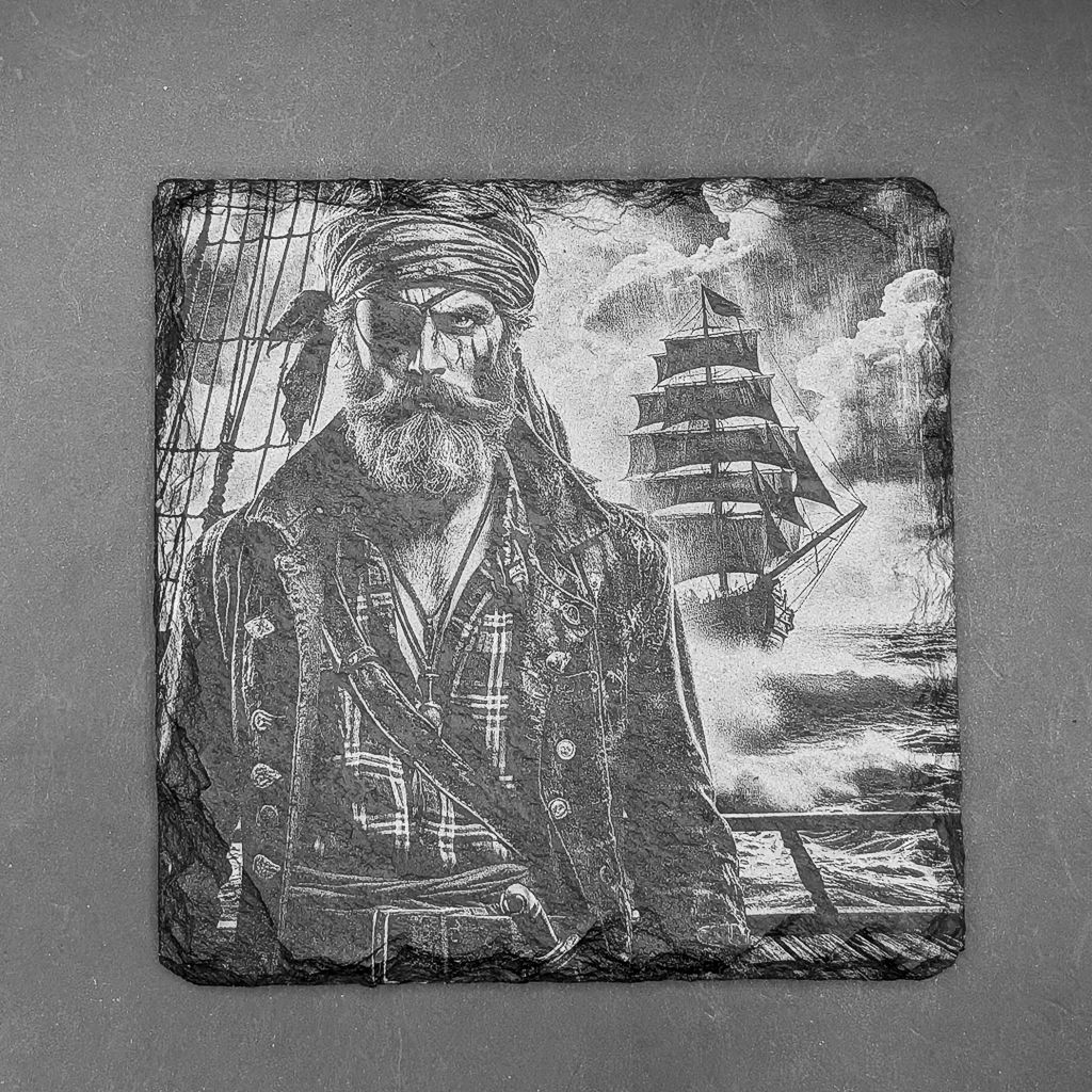 Leistenen onderzetter - Gravure van piraat met schip