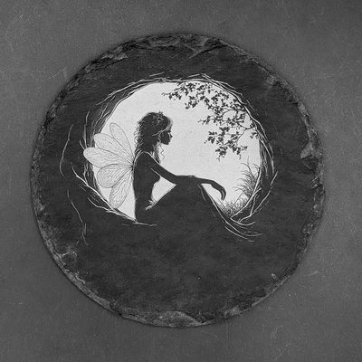 Leistenen onderzetter - Gravure van elfje in het maanlicht