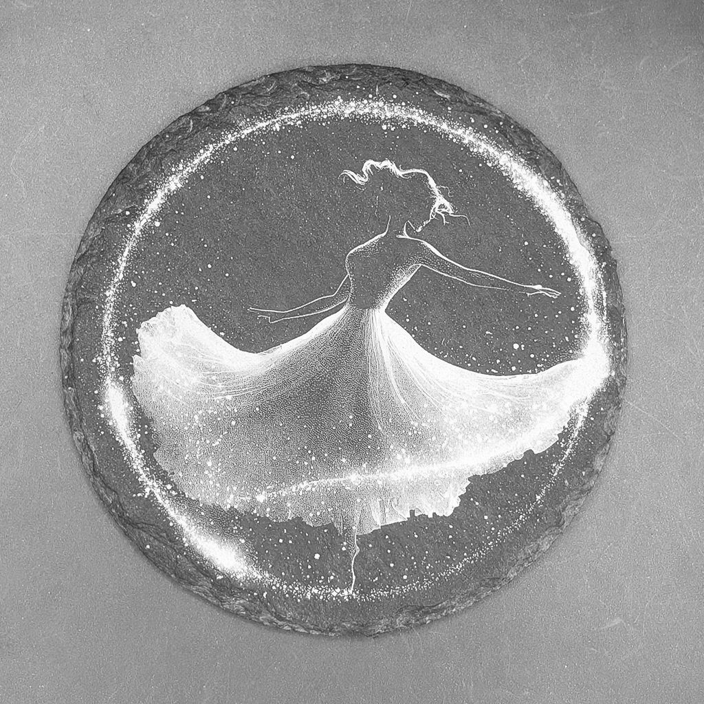 Leistenen onderzetter - Gravure van dansend elfje