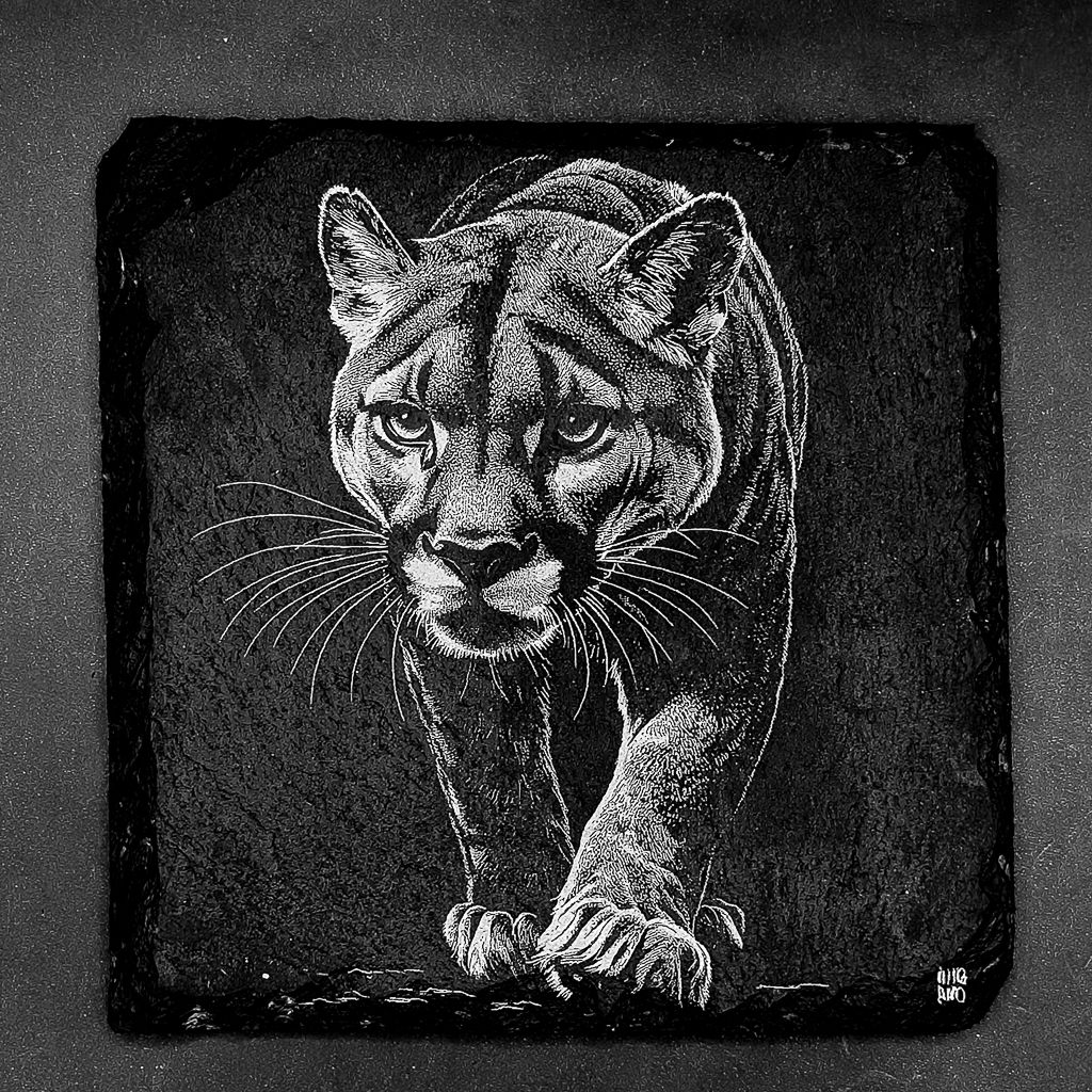 Leistenen onderzetter - Gravure van een poema