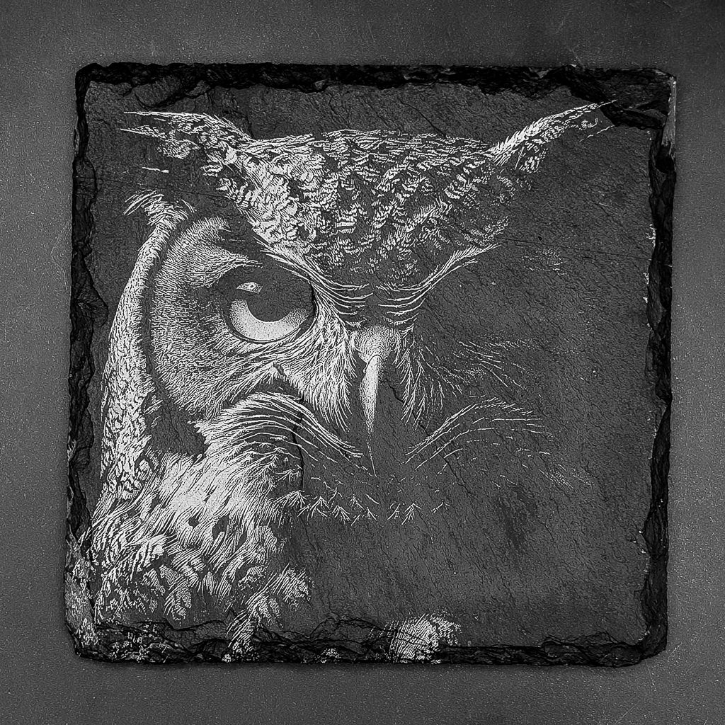 Leistenen onderzetter - Gravure van een uil