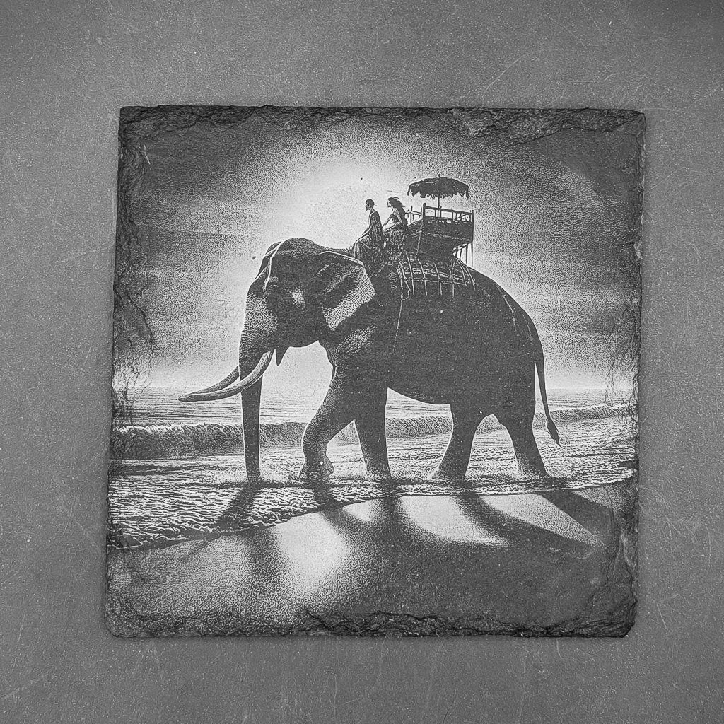 Leistenen onderzetter - Gravure van een olifantenwandeling op het strand