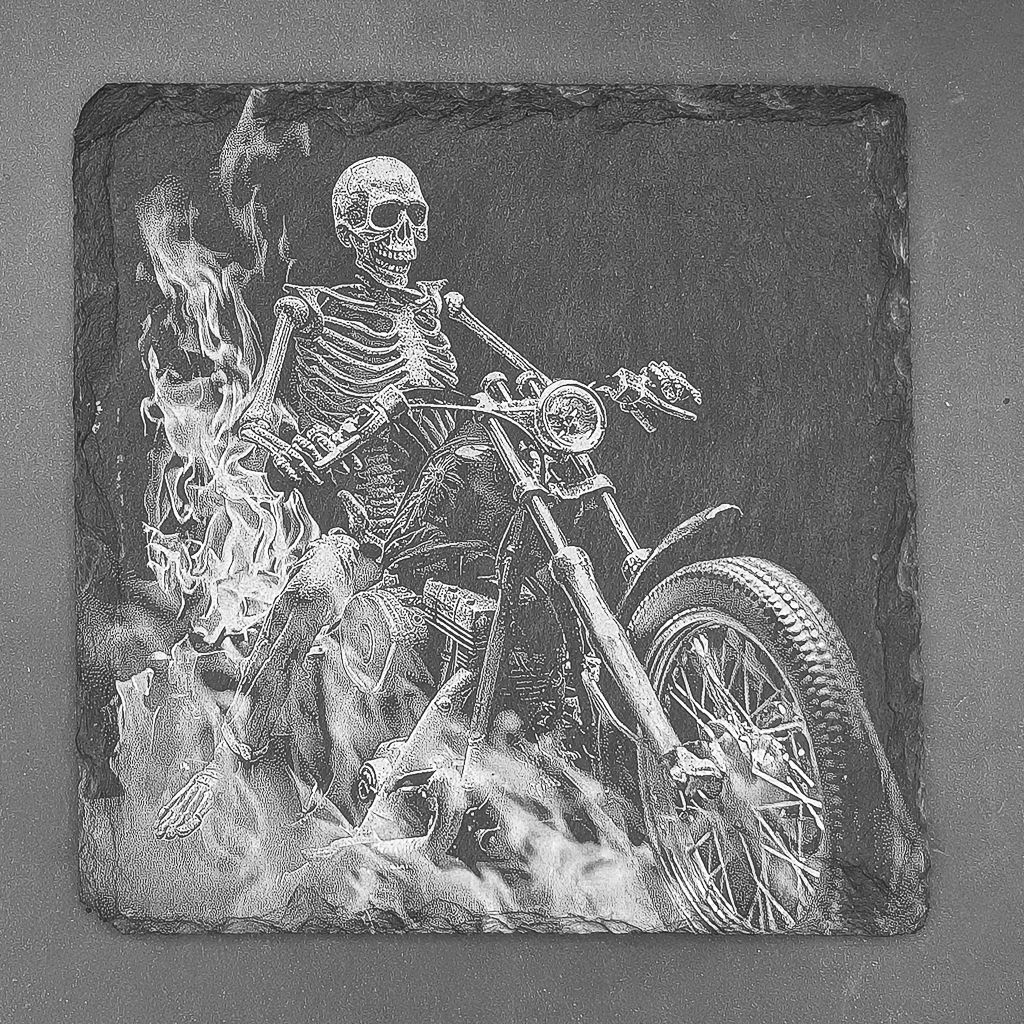 Leistenen onderlegger - Gravure van een skelet op de motor