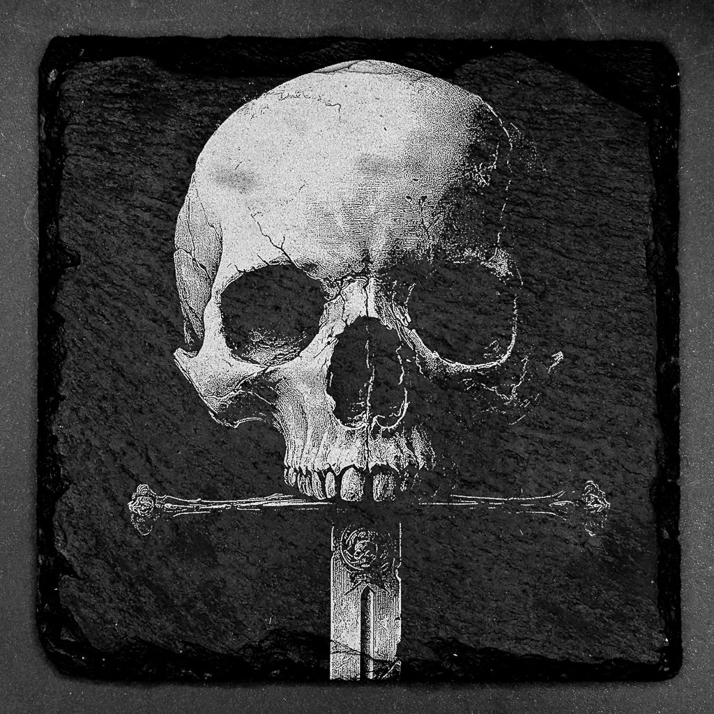 Leistenen onderzetter - Gravure van een doodshoofd