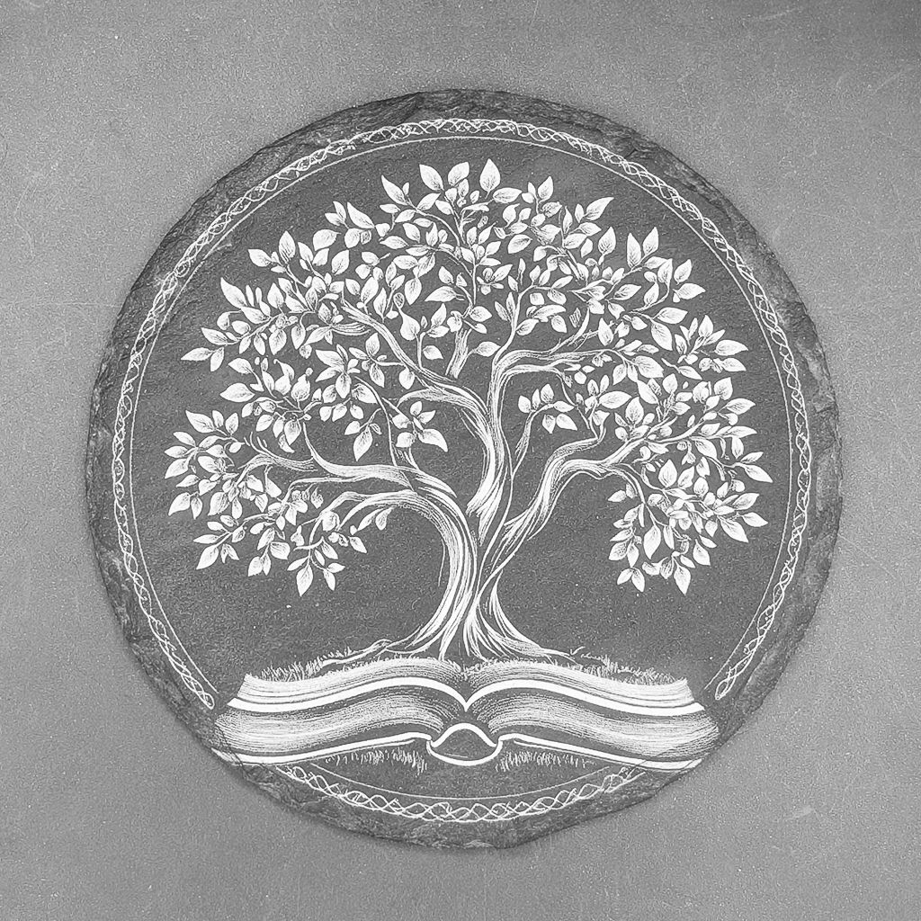 Leistenen onderlegger - Gravure van levensboom met boek