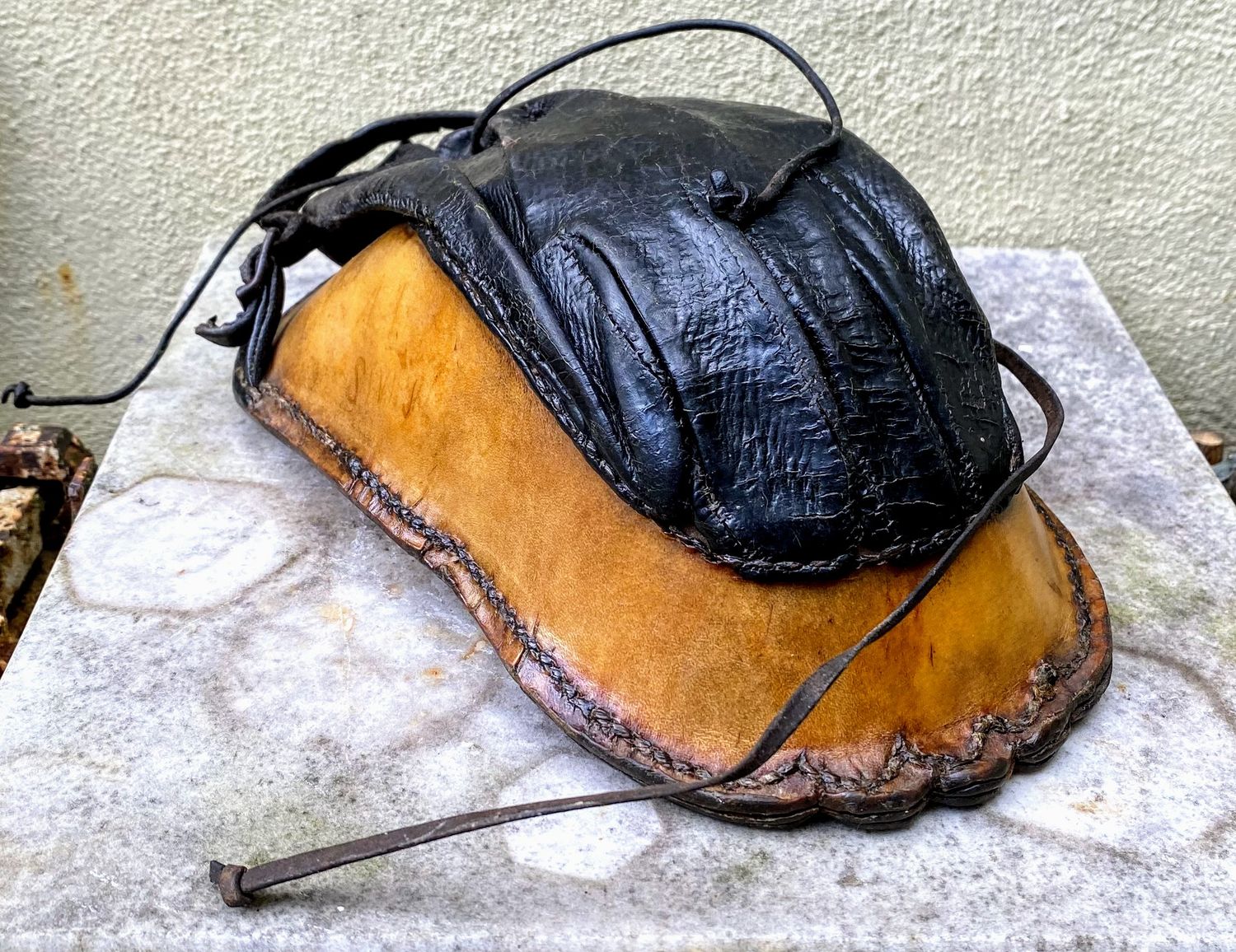 Zeldzame kaatshandschoen Sivry een uniek stuk uit leer en been