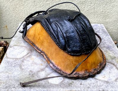 Zeldzame kaatshandschoen Sivry een uniek stuk uit leer en been